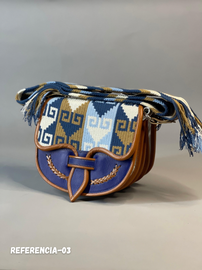 Carriel Wayuu – Colección Brisa Serena 💙🤍🤎 – (26x21 cm)