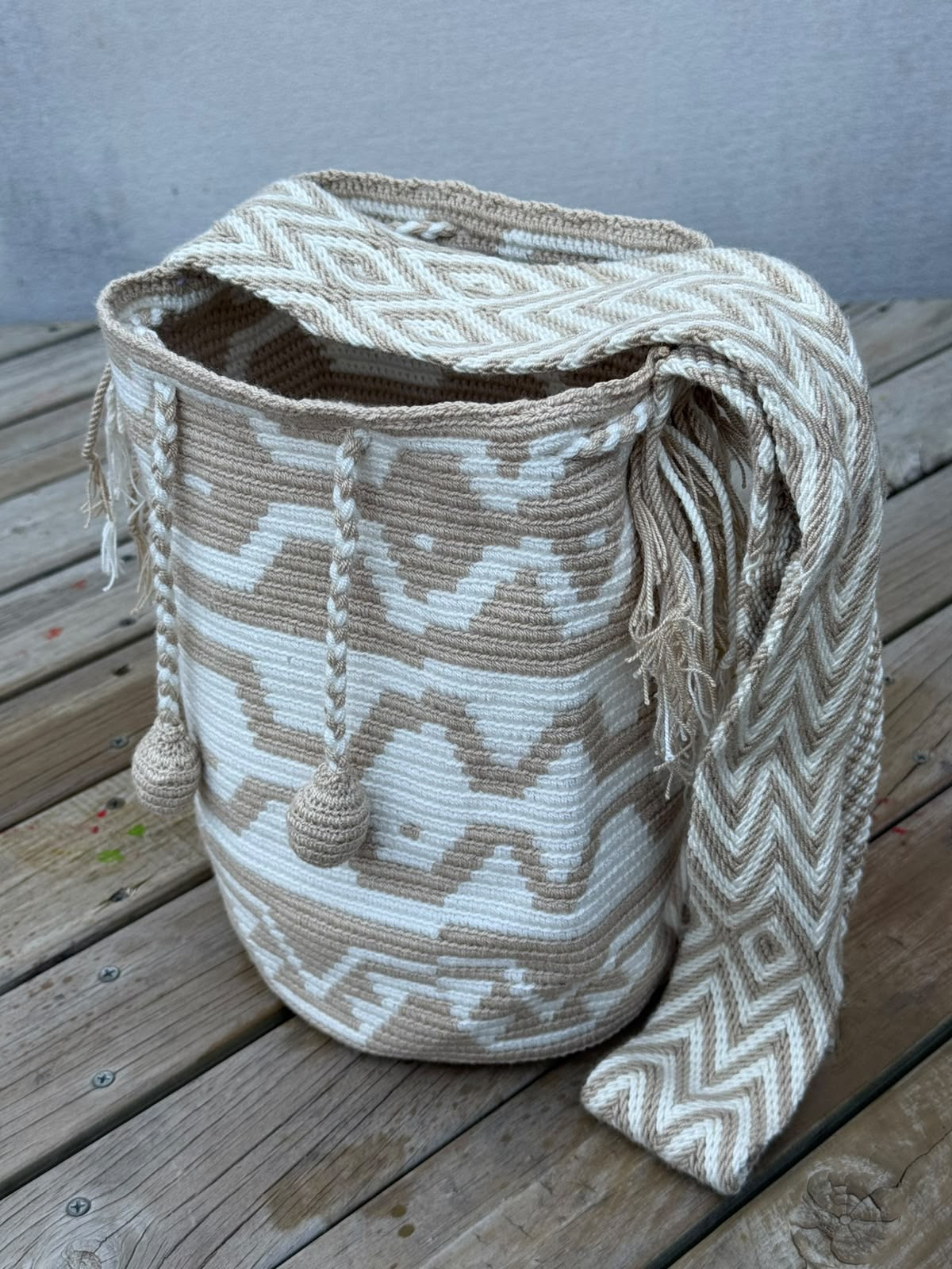 Mochila Wayuu Diseño Borlas (31x28 cm)