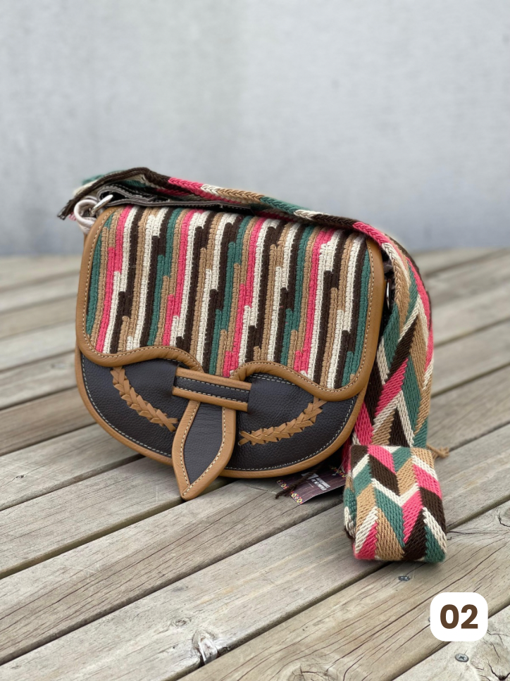 Carriel Wayuu– Colección Oro de la Tierra 🤎✨🤍 – (26x21 cm)