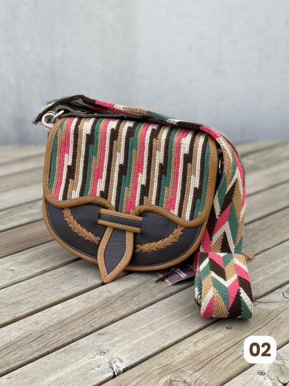 Carriel Wayuu– Colección Oro de la Tierra 🤎✨🤍 – (26x21 cm)