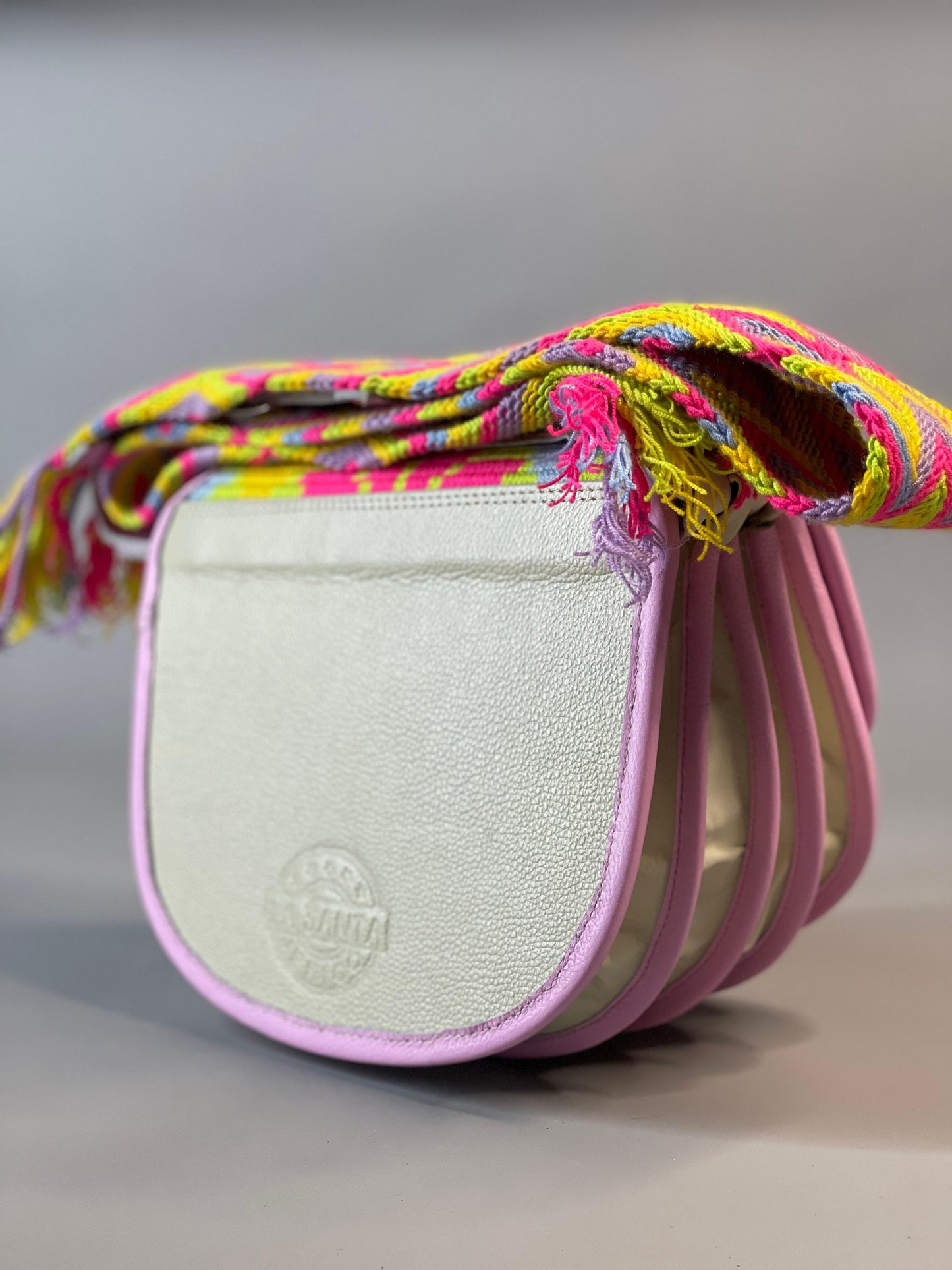 Carriel Wayuu Rosa de Amanecer  – Edición Exclusiva 🌊