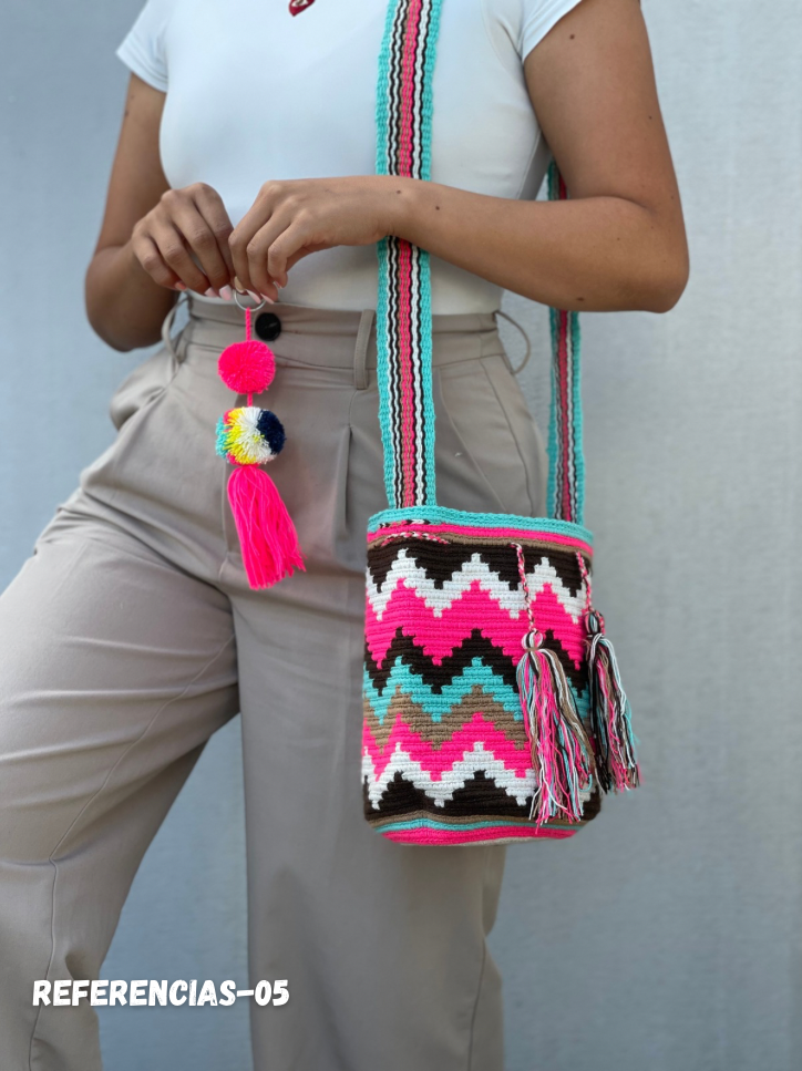 ✨Mochila MEDIANA Diseño + Llavero Artesanal 🎒🧿 – 21x18 cm