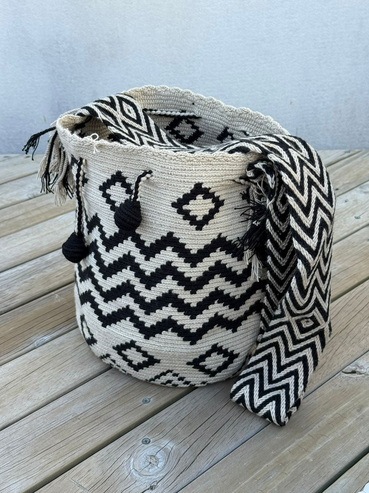 Mochila Wayuu Diseño Borlas (31x28 cm)