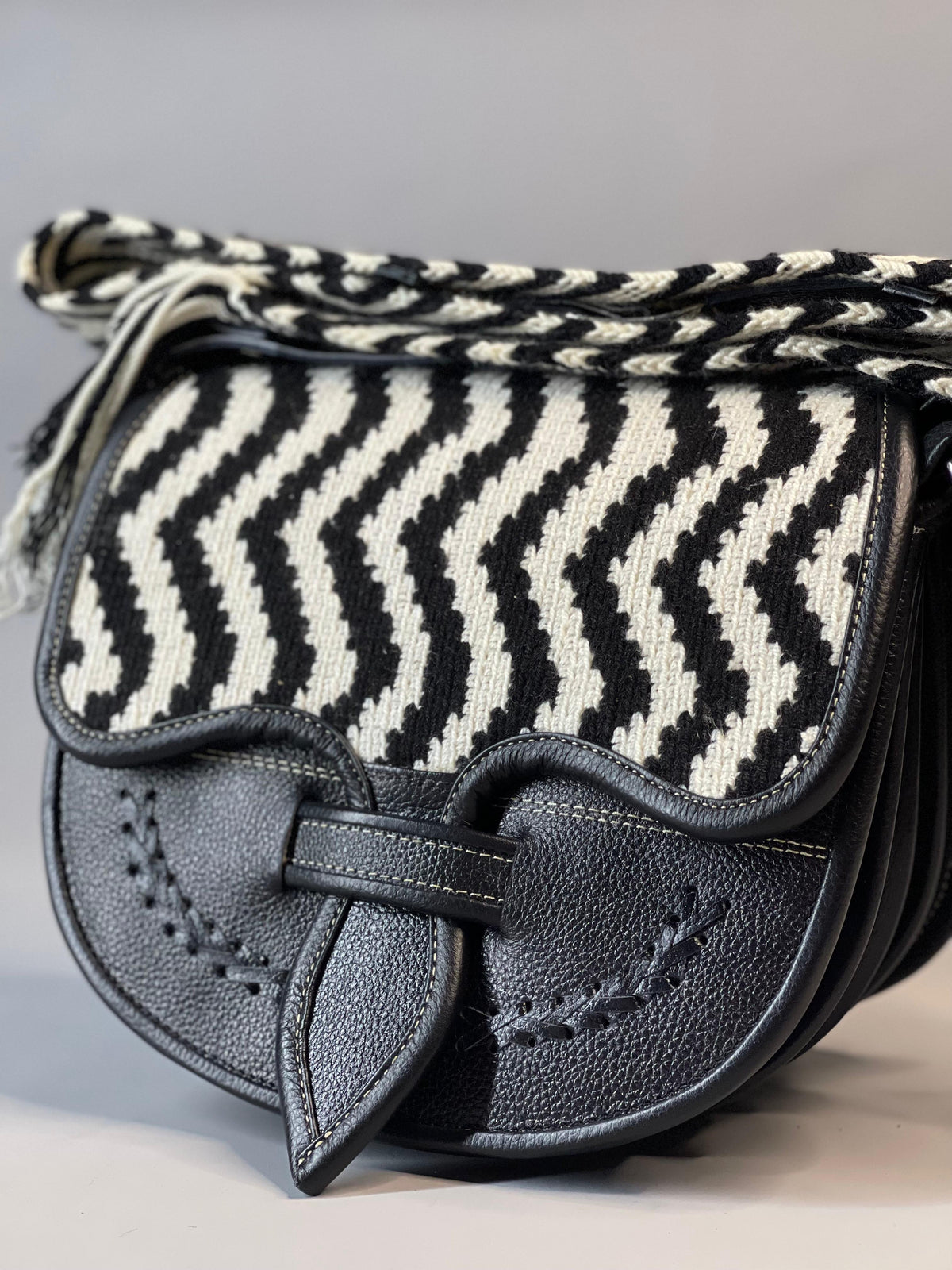Carriel Wayuu – Colección Contraste Eterno (21x26 cm)