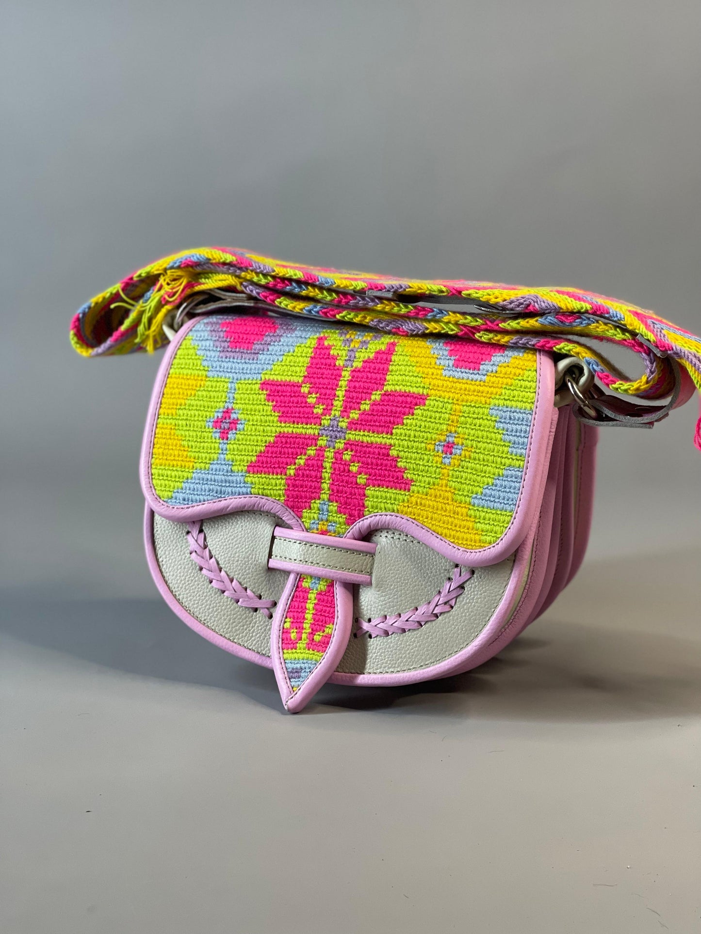 Carriel Wayuu Rosa de Amanecer  – Edición Exclusiva 🌊