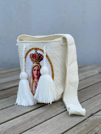 Mochila Wayuu – Colección Virgen Perlada ✨🙏 – (22x20)