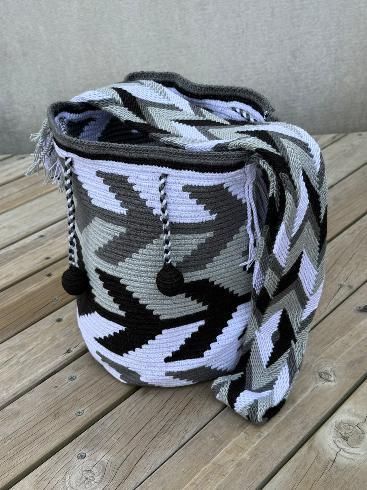 Mochila Wayuu Diseño Borlas (31x28 cm)