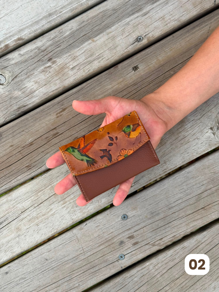 🌺 Billetera Pequeña Pintada a Mano
