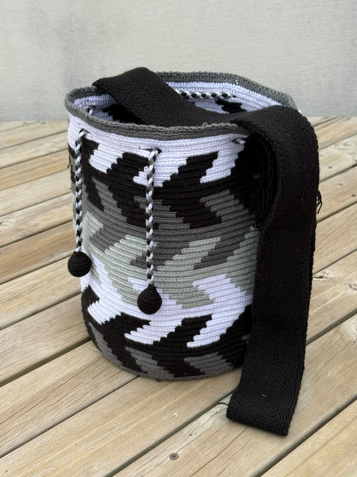Mochila Wayuu Diseño Borlas (31x28 cm)