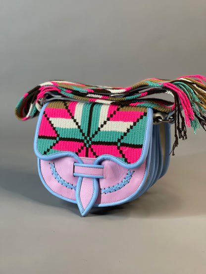 Carriel Wayuu – Colección Amanecer Dulce 🌸💙🤎 – (26x21 cm)