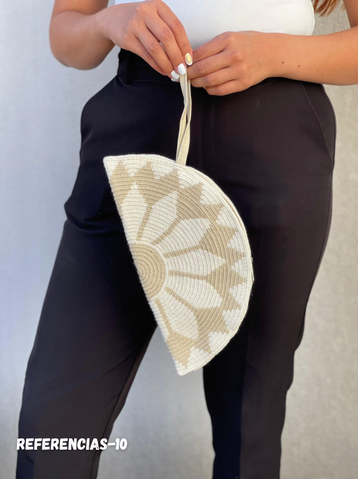 ✨Sobre Media Luna – Elegancia Artesanal de Mano 🌙🤍 (25x14 Cm)