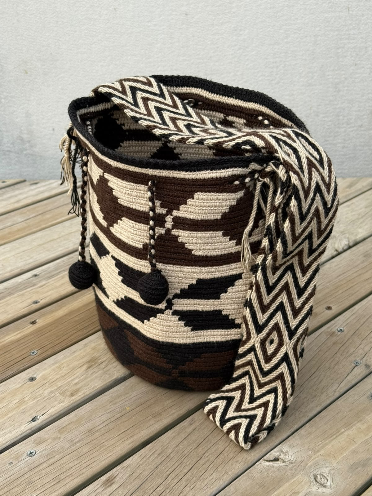 Mochila Wayuu Diseño Borlas (31x28 cm)