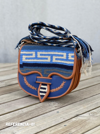 Carriel Wayuu – Colección Horizonte Sobrio 🤎💙⚪ – (26x21 cm)