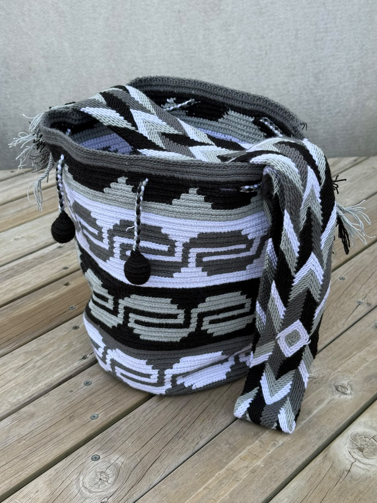 Mochila Wayuu Diseño Borlas (31x28 cm)