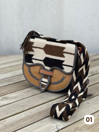 Carriel Wayuu– Colección Oro de la Tierra 🤎✨🤍 – (26x21 cm)