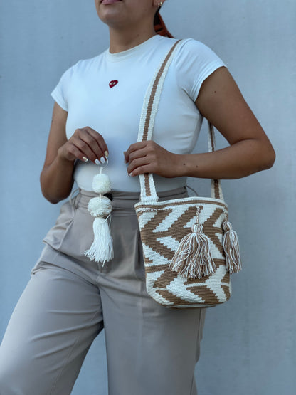 ✨Mochila MEDIANA Diseño + Llavero Artesanal 🎒🧿 – 21x18 cm