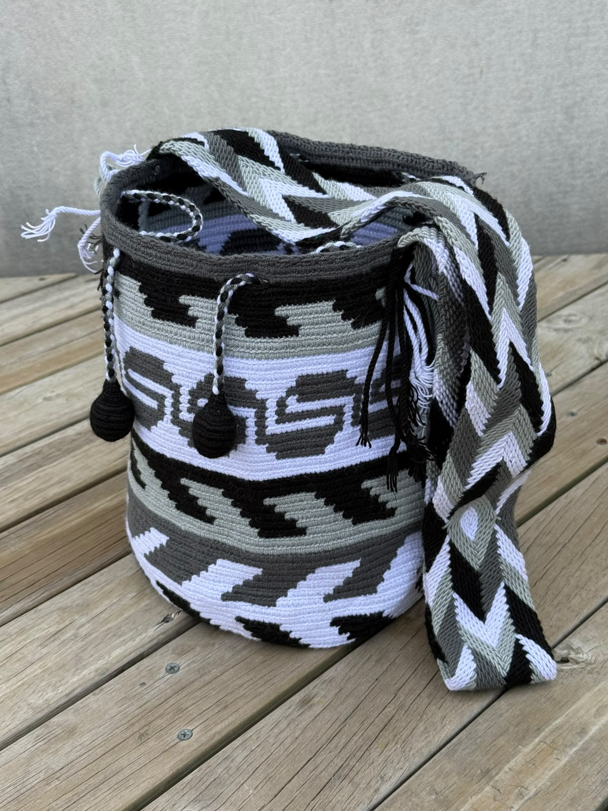 Mochila Wayuu Diseño Borlas (31x28 cm)