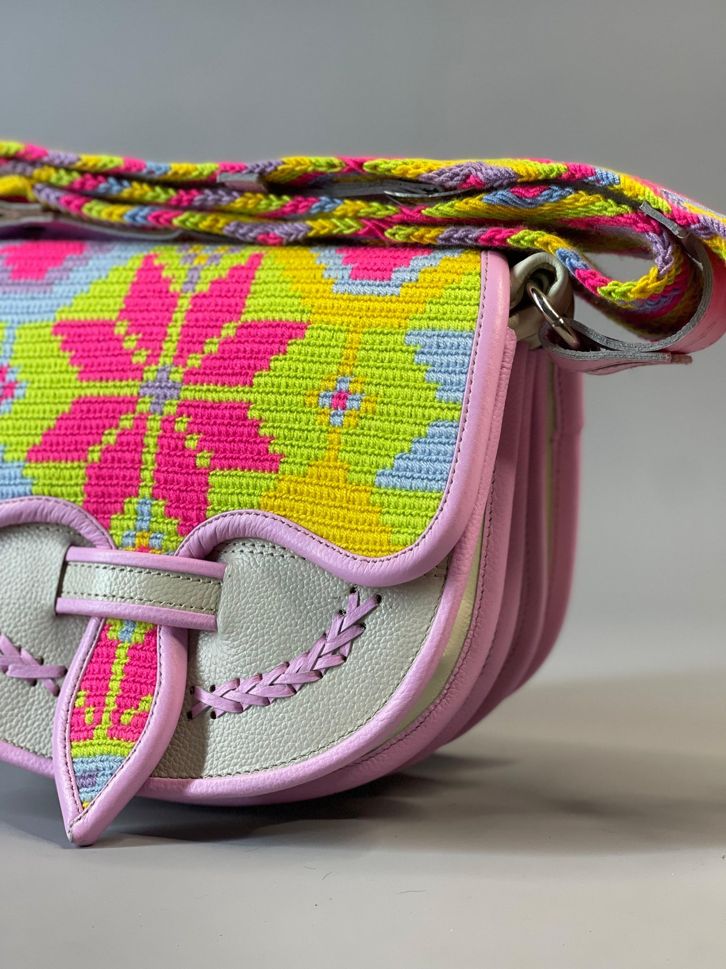 Carriel Wayuu Rosa de Amanecer  – Edición Exclusiva 🌊
