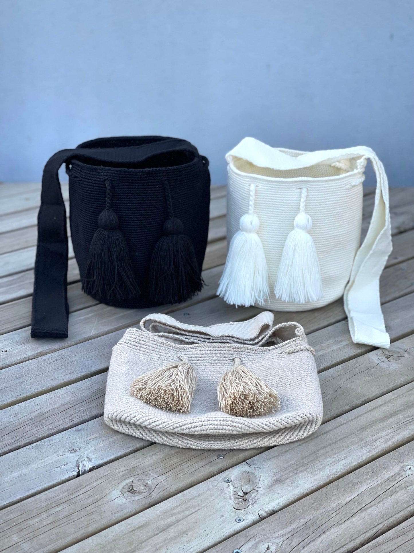 ✨Combo PREMIUM – 3 Mochilas Medianas 🤍⚫🌾 – (22x20 cm)
