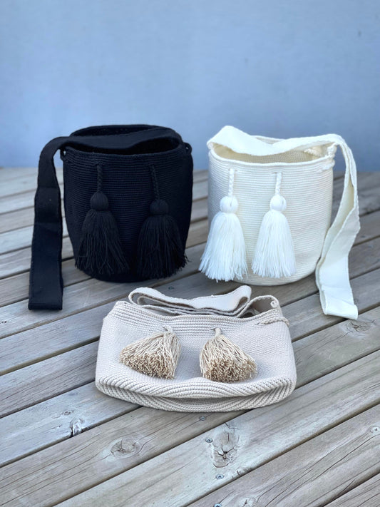 ✨Combo PREMIUM – 3 Mochilas Medianas 🤍⚫🌾 – (22x20 cm)