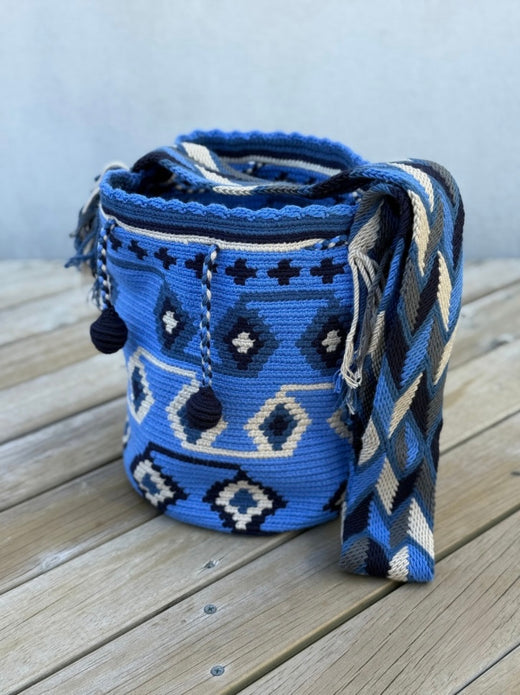 Mochila Wayuu Diseño Borlas (31x28 cm)