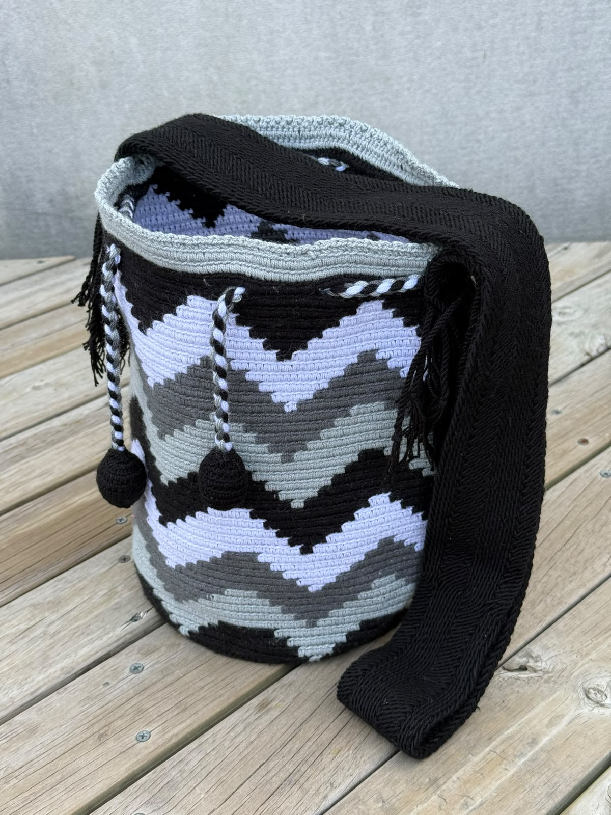 Mochila Wayuu Diseño Borlas (31x28 cm)
