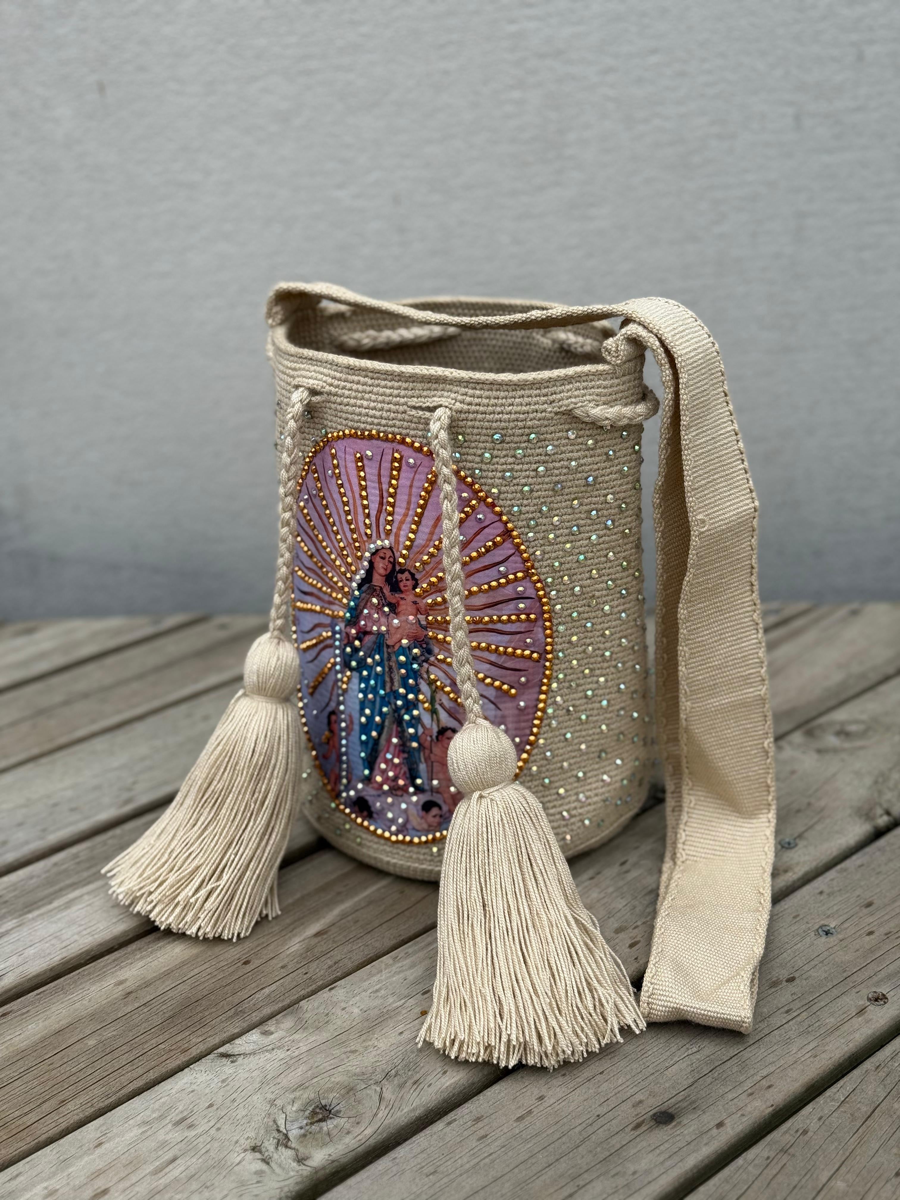 Mochila Wayuu – Colección Virgen Perlada ✨🙏 – (22x20)