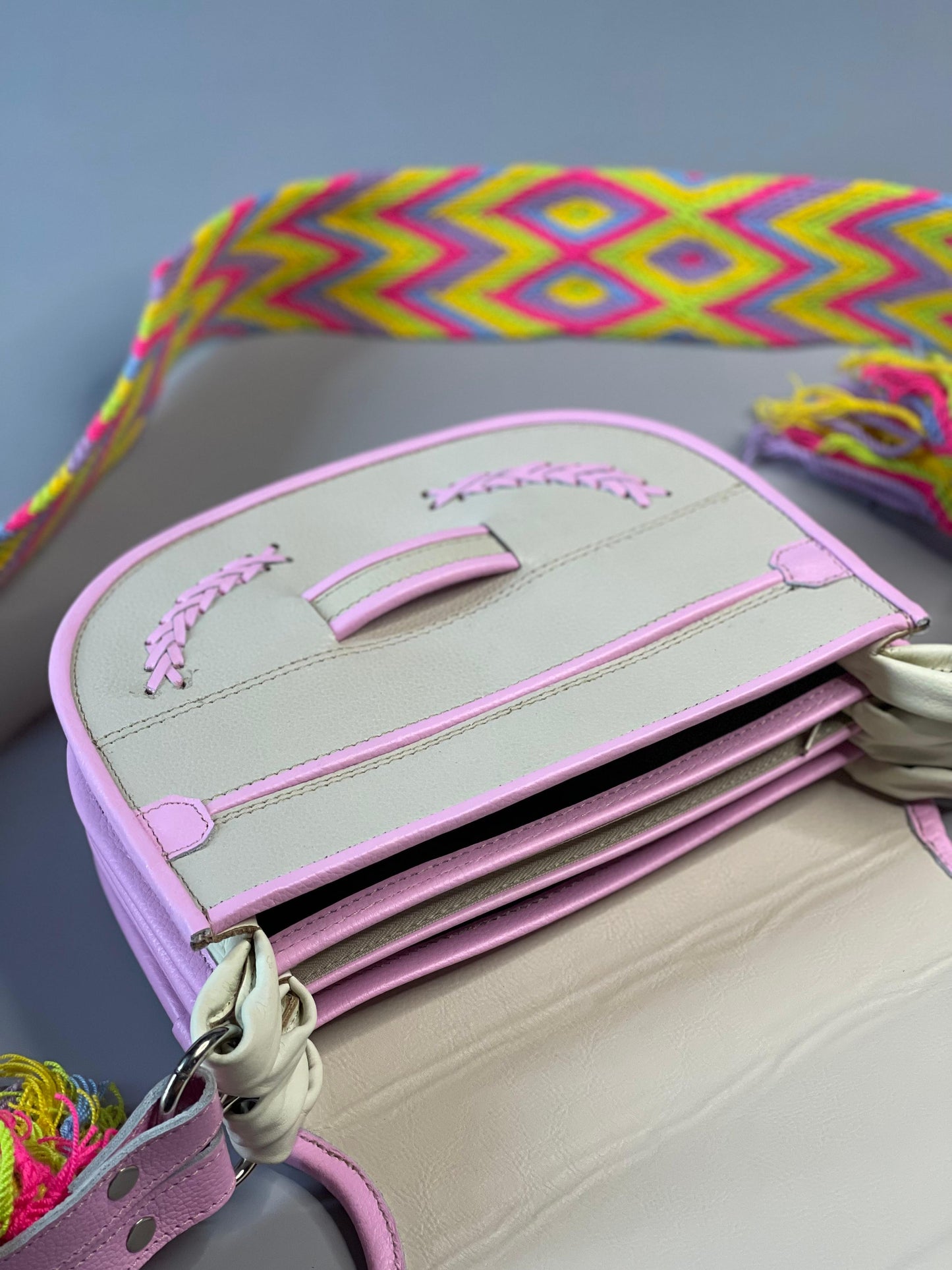 Carriel Wayuu Rosa de Amanecer  – Edición Exclusiva 🌊
