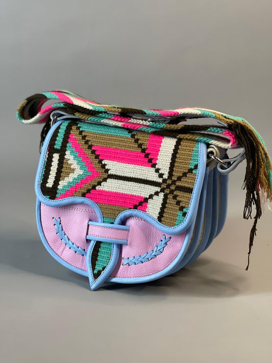 Carriel Wayuu – Colección Amanecer Dulce 🌸💙🤎 – (26x21 cm)