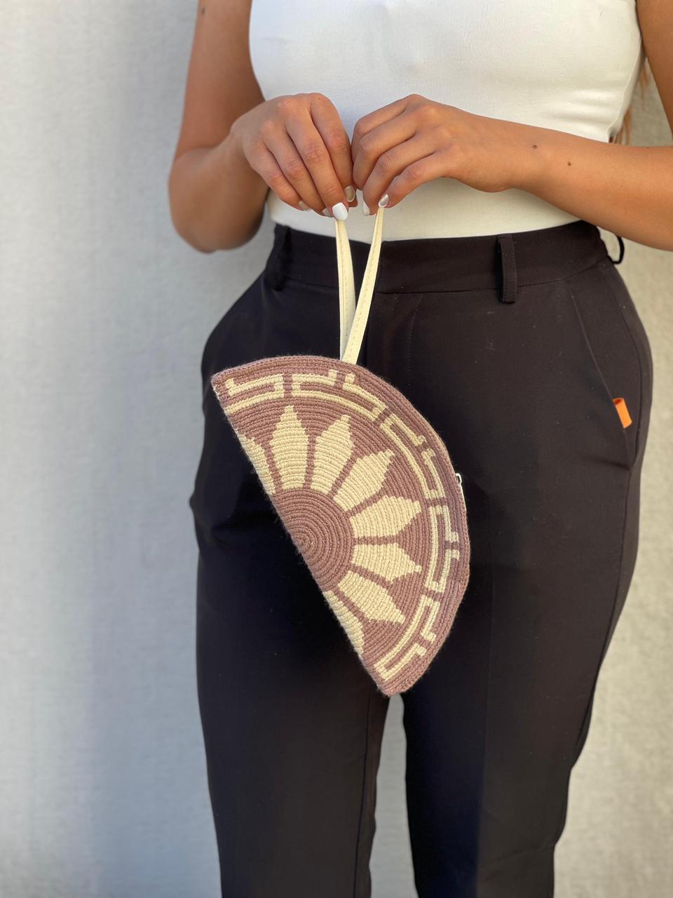 ✨Sobre Media Luna – Elegancia Artesanal de Mano 🌙🤍 (25x14 Cm)