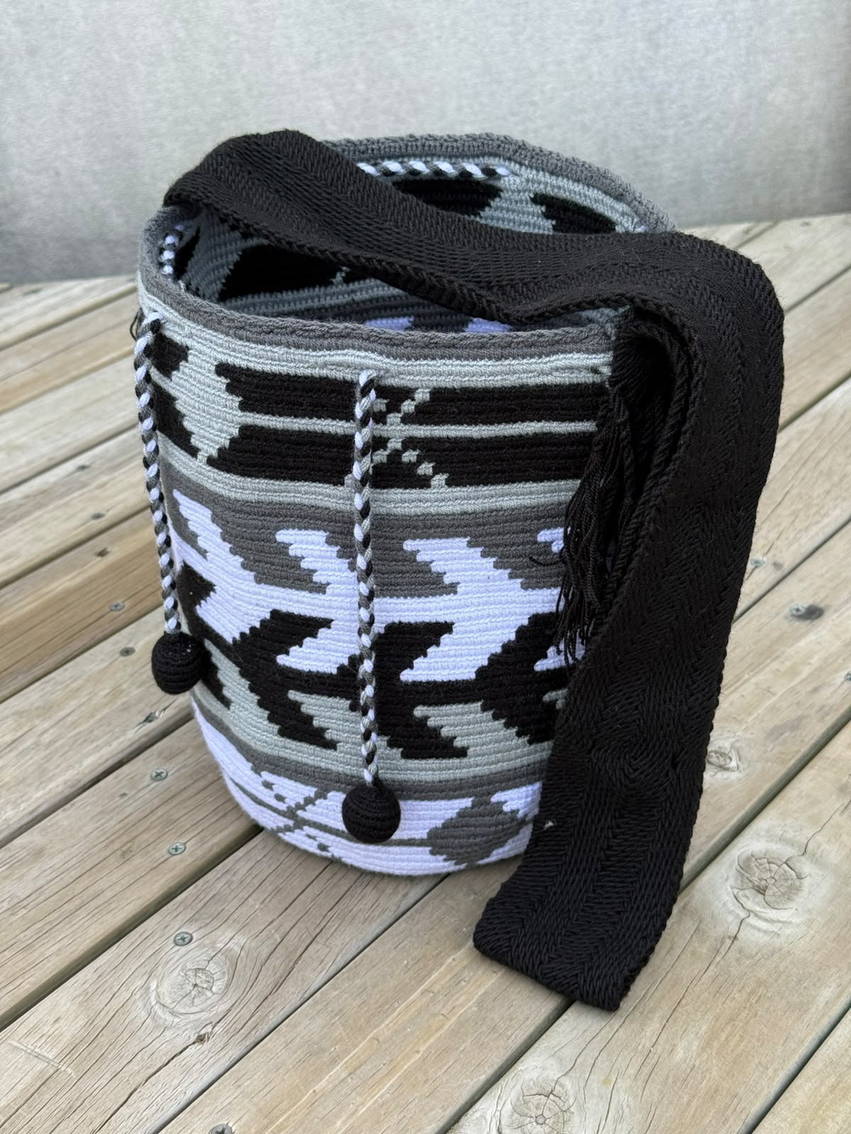 Mochila Wayuu Diseño Borlas (31x28 cm)