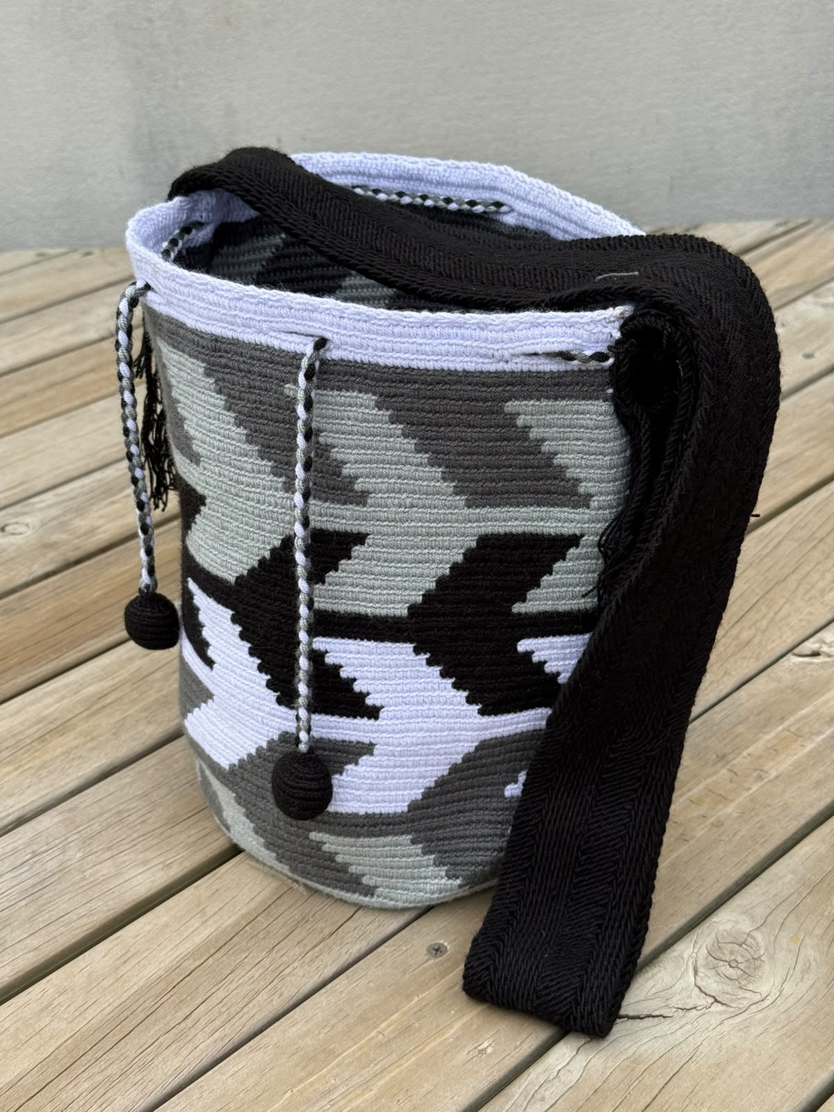 Mochila Wayuu Diseño Borlas (31x28 cm)