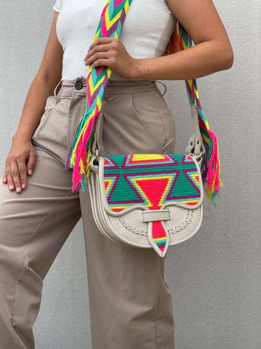 Carriel Wayuu – Colección Arena Viva 🤍🌾✨ – (26x21 cm)