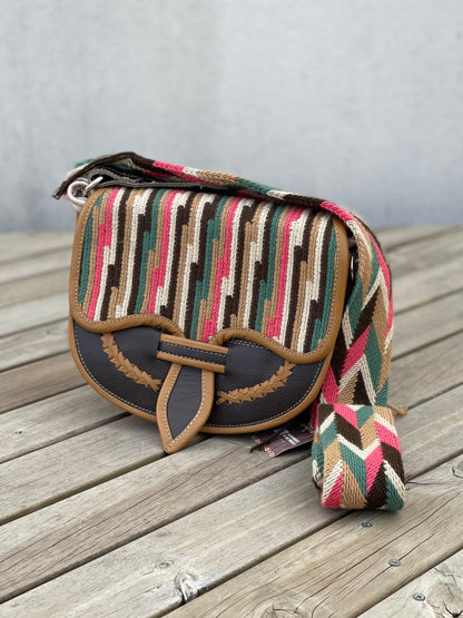 Carriel Wayuu– Colección Oro de la Tierra 🤎✨🤍 – (26x21 cm)