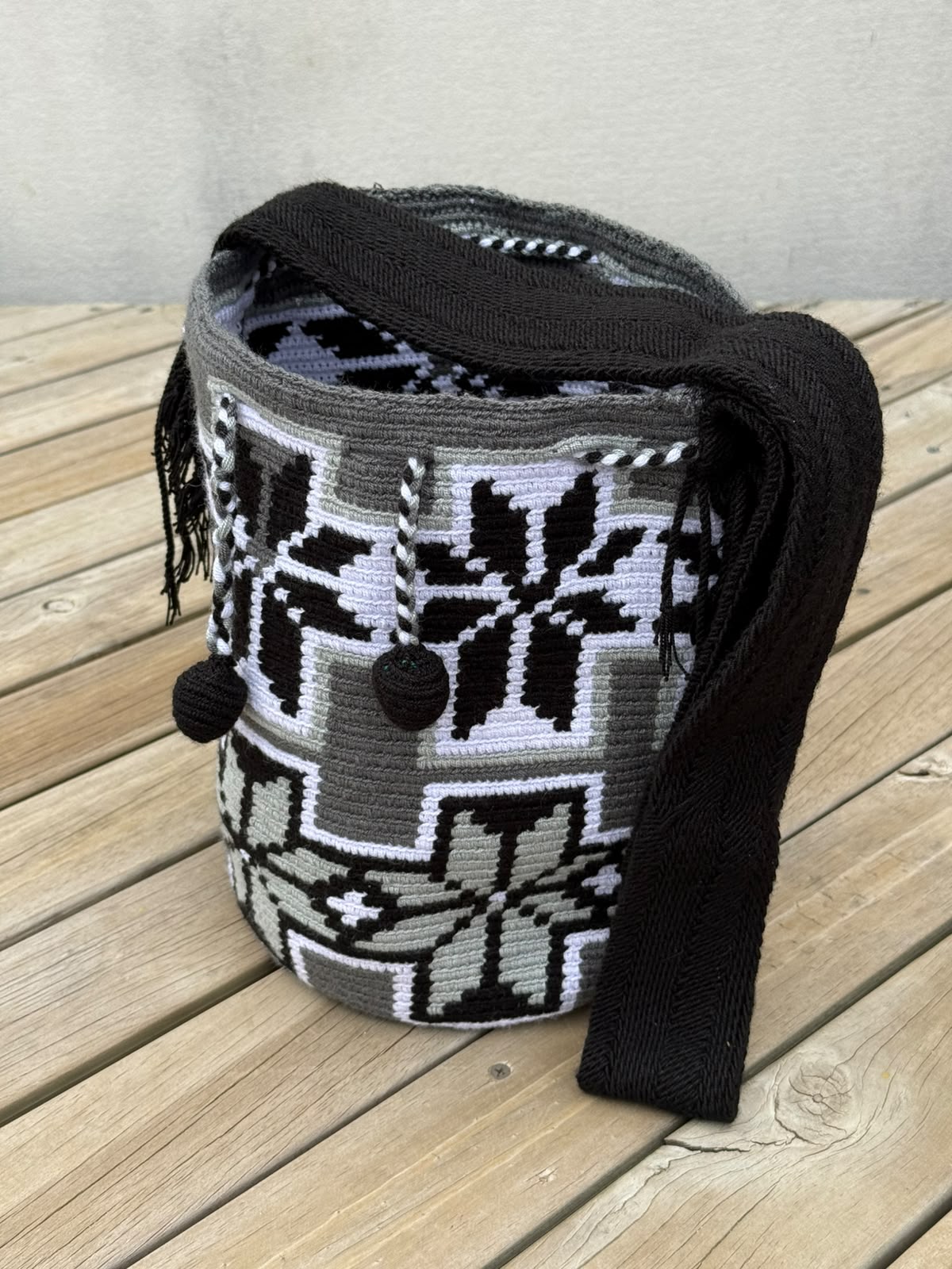 Mochila Wayuu Diseño Borlas (31x28 cm)