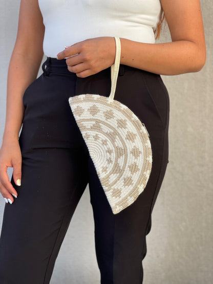 ✨Sobre Media Luna – Elegancia Artesanal de Mano 🌙🤍 (25x14 Cm)