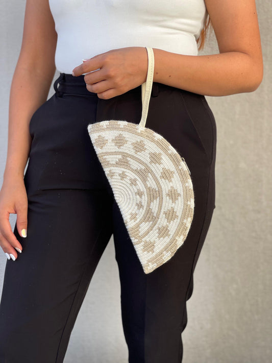 ✨Sobre Media Luna – Elegancia Artesanal de Mano 🌙🤍 (25x14 Cm)