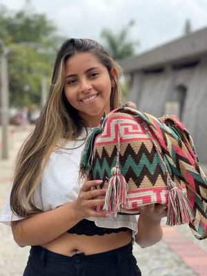 Clienta con su mochila Wayuu