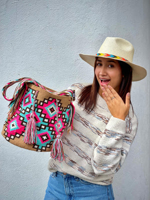 Clienta con su mochila Wayuu