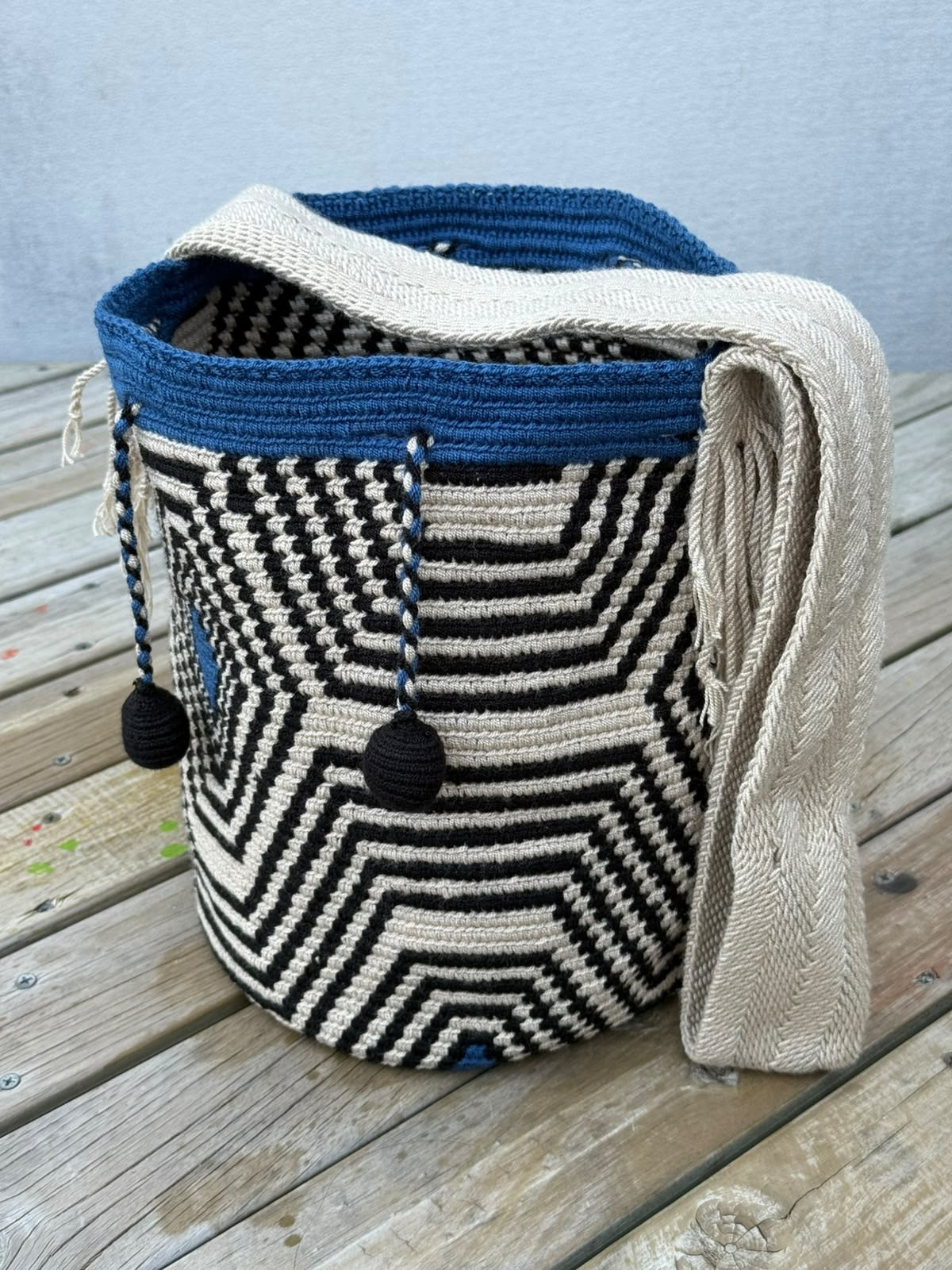 Mochila Wayuu Diseño Borlas (31x28 cm)