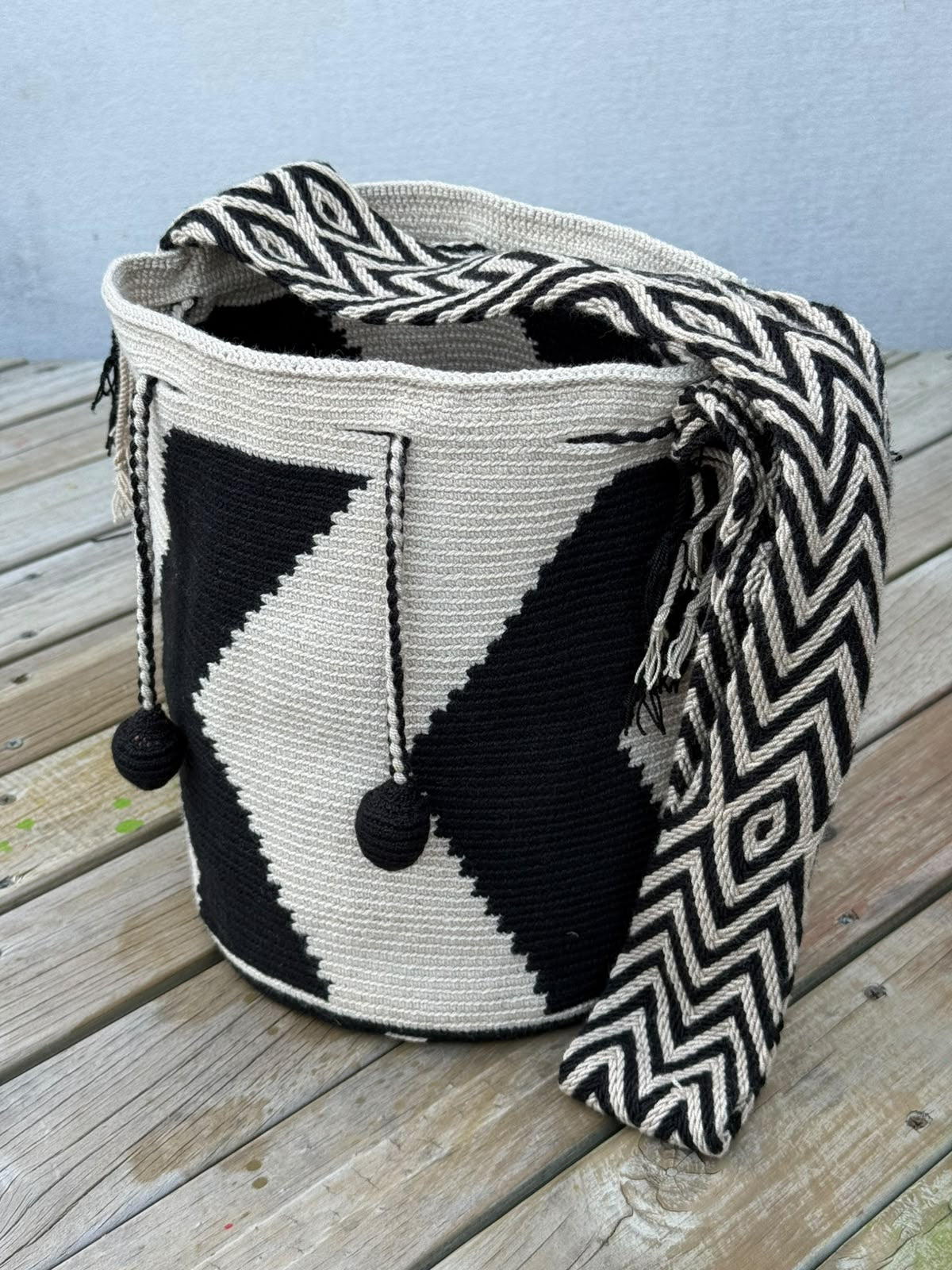 Mochila Wayuu Diseño Borlas (31x28 cm)