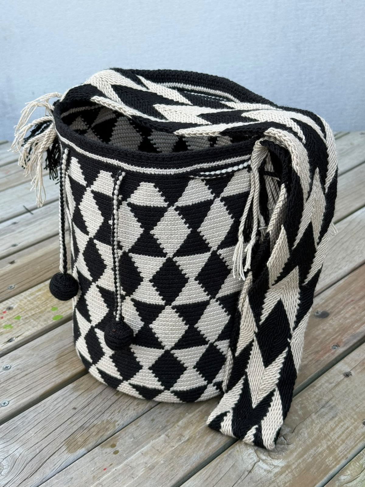Mochila Wayuu Diseño Borlas (31x28 cm)