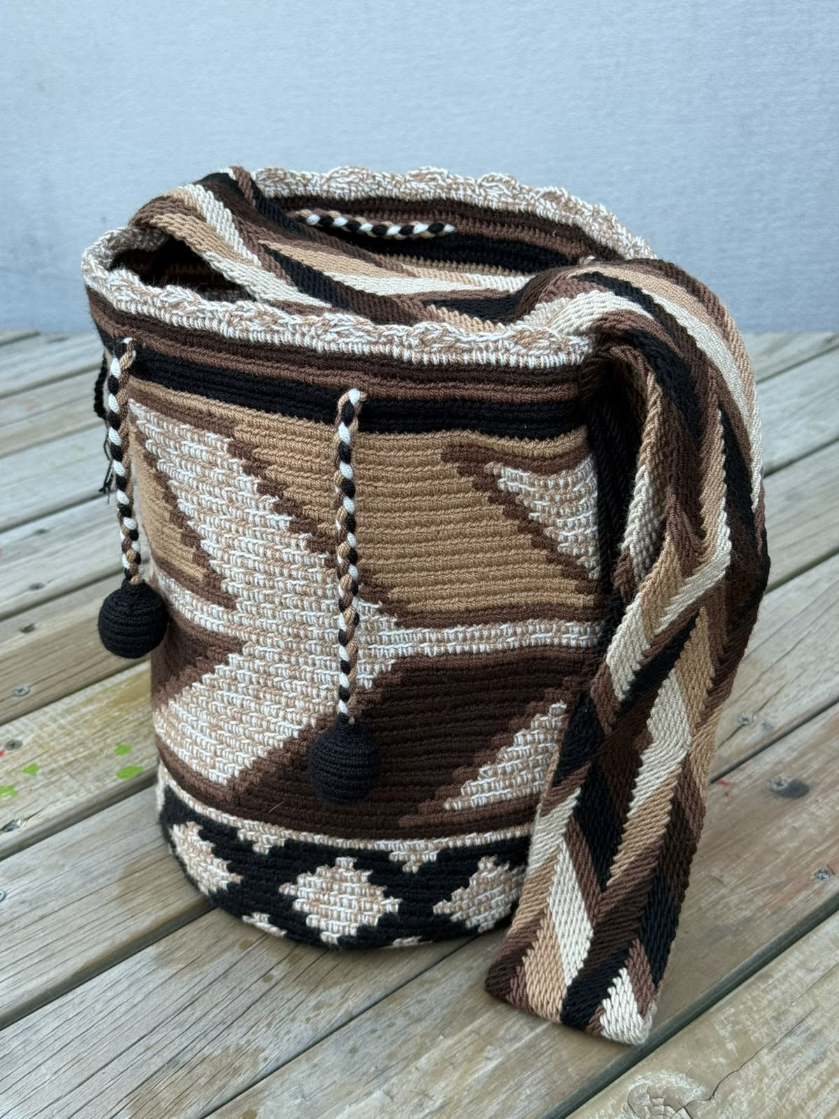 Mochila Wayuu Diseño Borlas (31x28 cm)